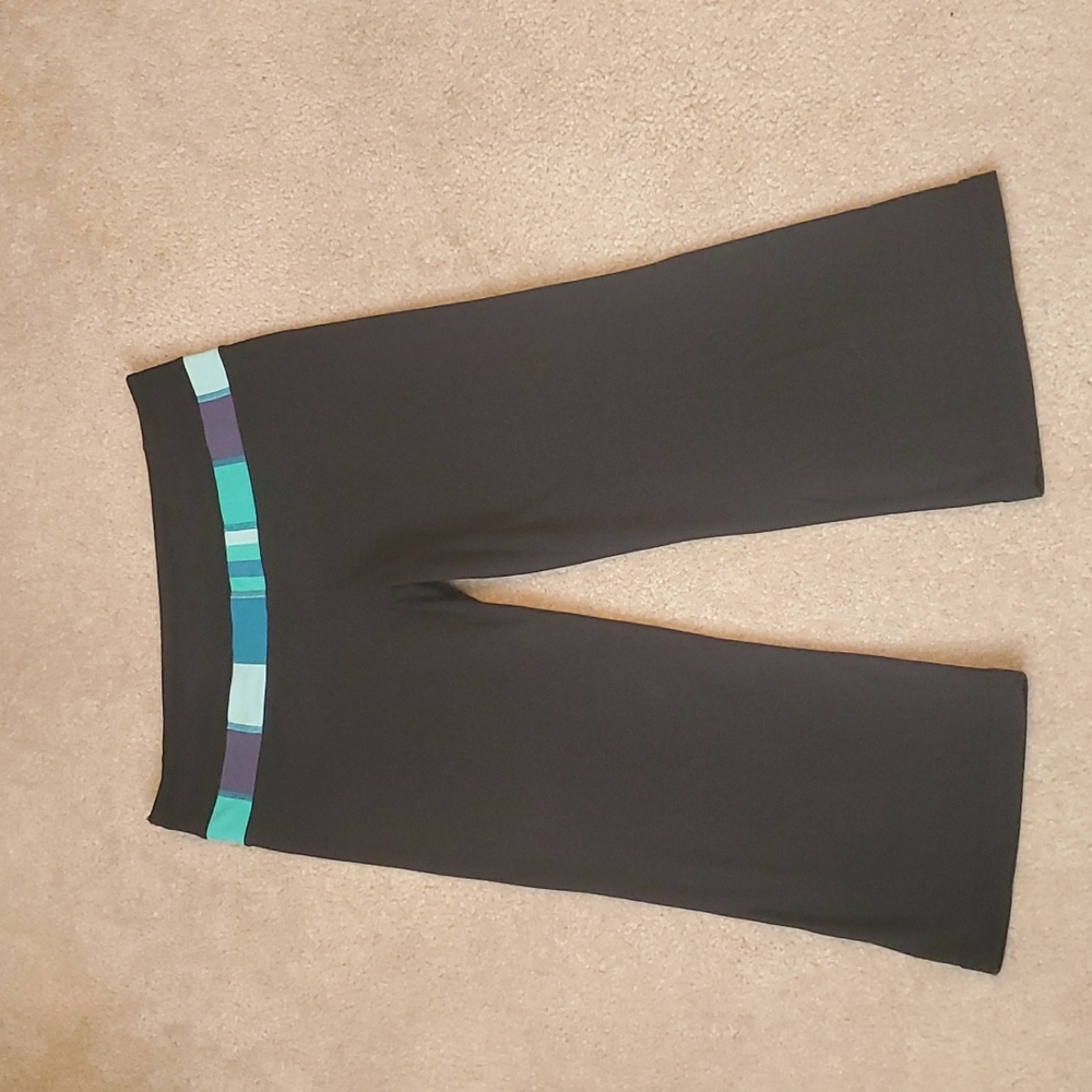 Lululemon black capri pants in a size 8